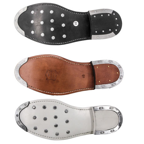 Cur quidam ocreae militares clavos ferreos in plantis habent.jpg