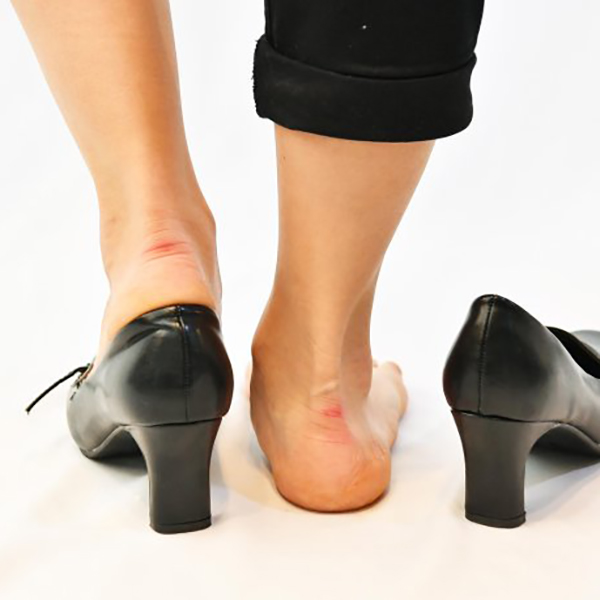 새로 구입한 군화에 발이 갈린다면?