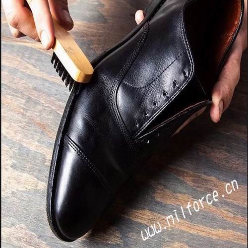 L&agrave;m thế n&agrave;o để bảo vệ gi&agrave;y da nguy&ecirc;n hạt？