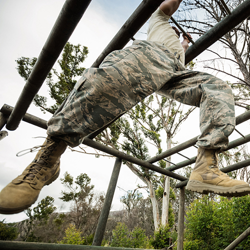 Milit&auml;rstiefel, die speziell f&uuml;r die heutige Mission entwickelt und hergestellt wurden